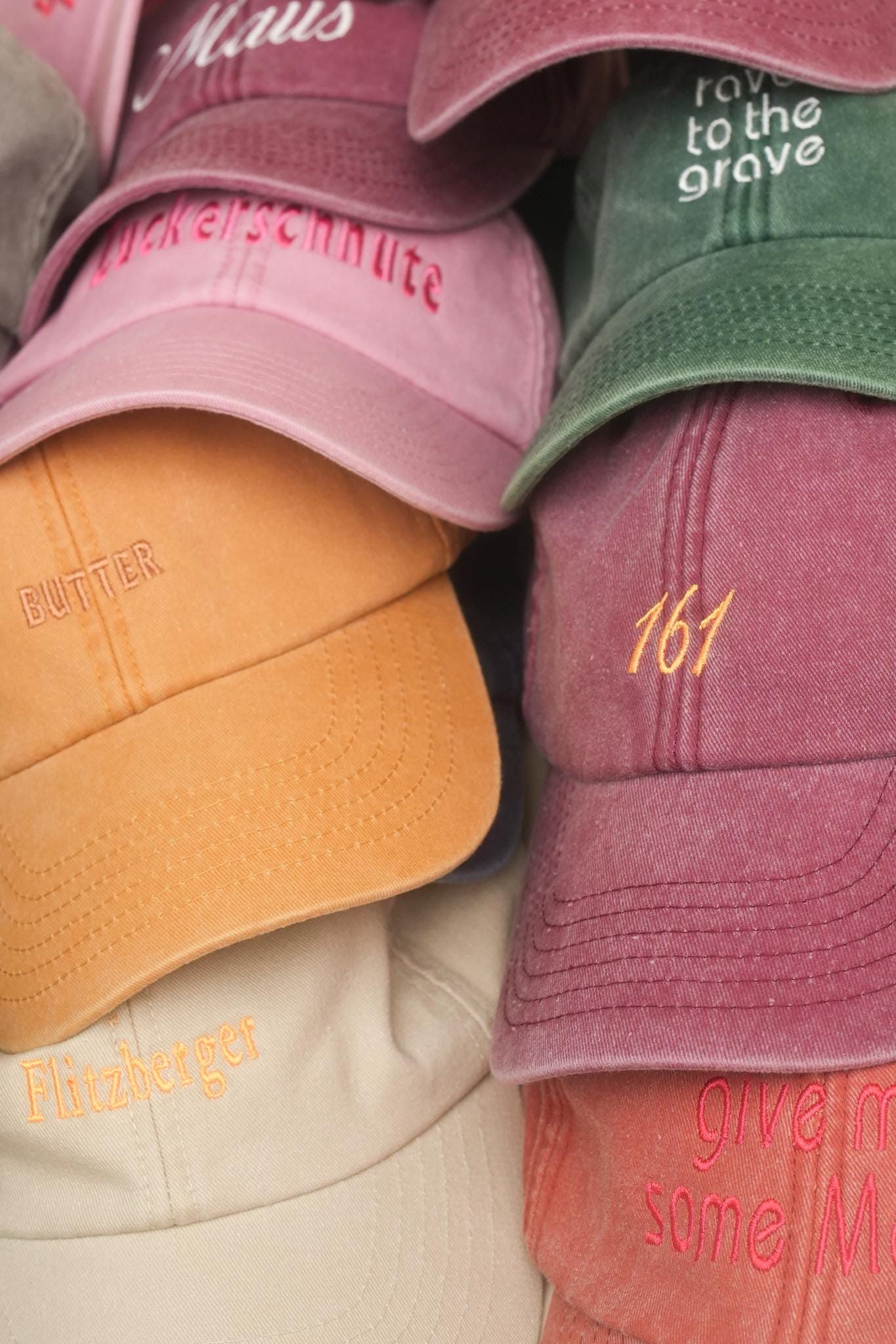 Kaffeeliebhaber Kappe – Bestickter Dad Hat – Mokka-Kanne & Spruch – Unisex Baumwollcap – More Espresso Less Depresso - Kappe mit Wunschtext