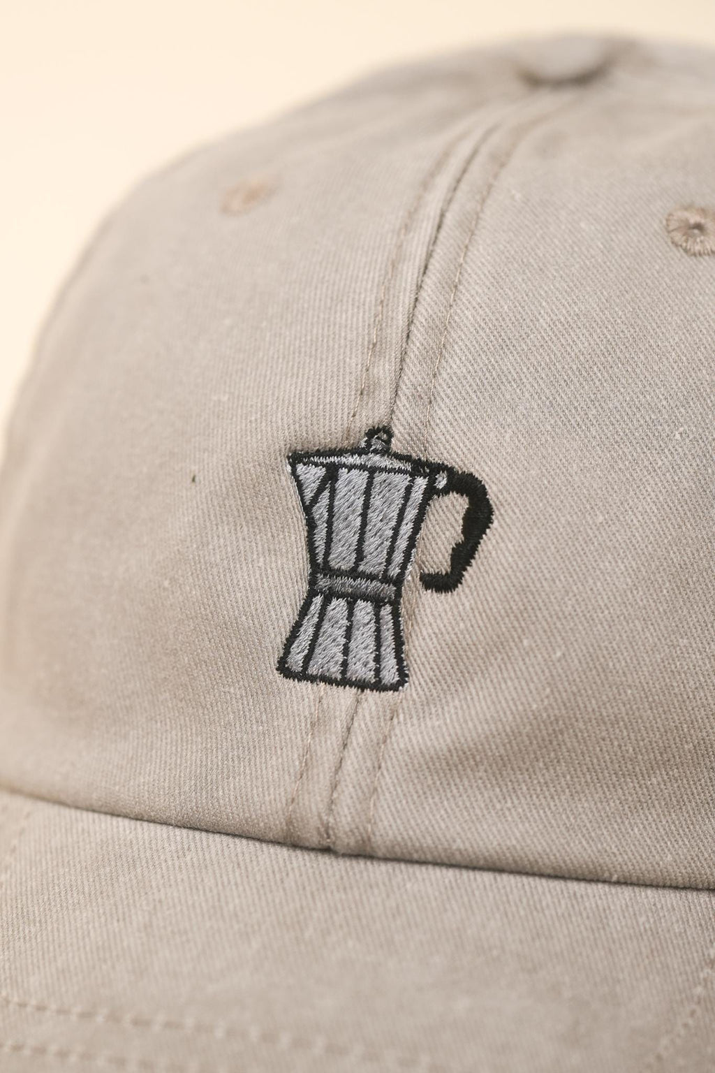 Kaffeeliebhaber Kappe – Bestickter Dad Hat – Mokka-Kanne & Spruch – Unisex Baumwollcap – More Espresso Less Depresso - Kappe mit Wunschtext